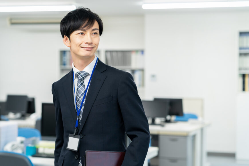 オフィスで仕事をする男性