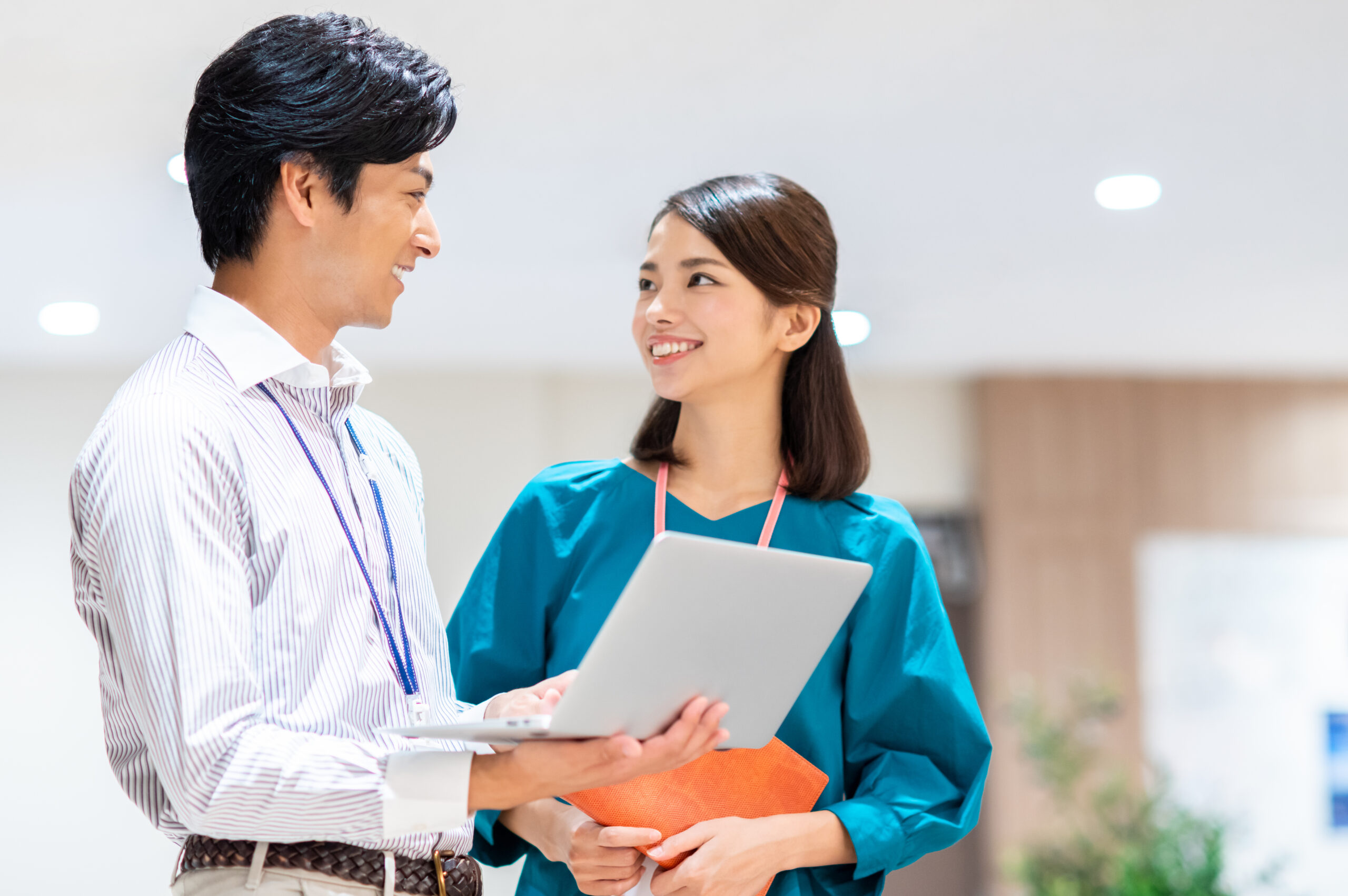 会社で話す同僚