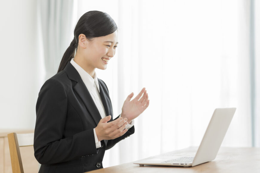 オンライン面接の練習をする女性